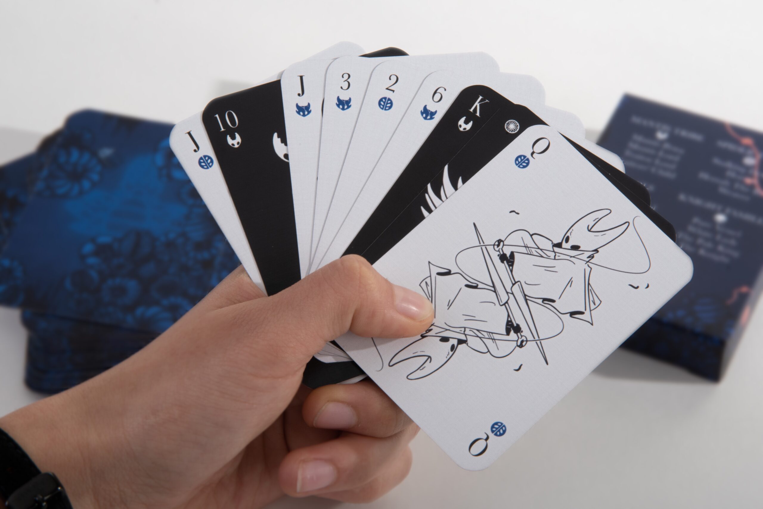 Une main tient des cartes illustrées